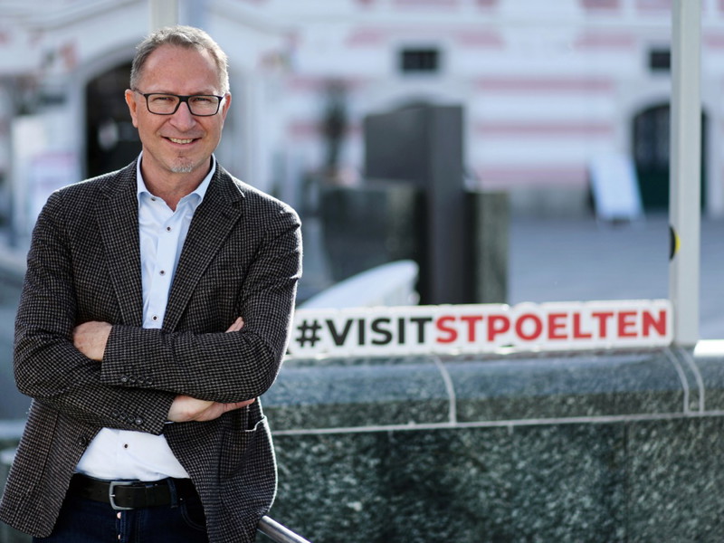 Stefan Bauer ist seit Anfang 2023 Tourismus­direktor der Stadt St. Pölten. Erfahrung als Tourismusmanager hat der gebürtige Salzburger zuvor bei seiner langjährigen Tätigkeit in Führungspositionen bei der ­Niederösterreich-Werbung und der ­SalzburgerLand Tourismus Gesellschaft gesammelt. Zudem lehrte Bauer an der IMC Fachhochschule Krems.