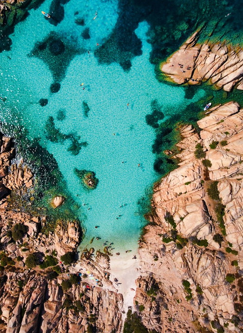 Smaragdgrünes, kristallklares Wasser und zerklüftete Felsen findet man auf der Insel La Maddalena.  