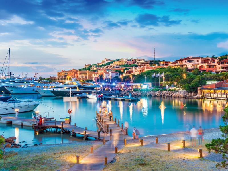 In den Sommermonaten ankern vor Porto Cervo an der Costa Smeralda zahlreiche Luxusjachten.