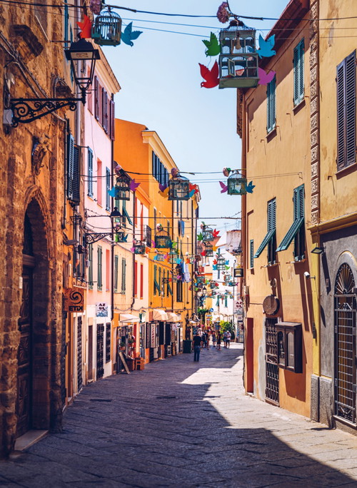Alghero zählt zu den reizvollsten Städten Sardiniens. Viele kleine Gassen laden in der Altstadt zum Flanieren ein. 