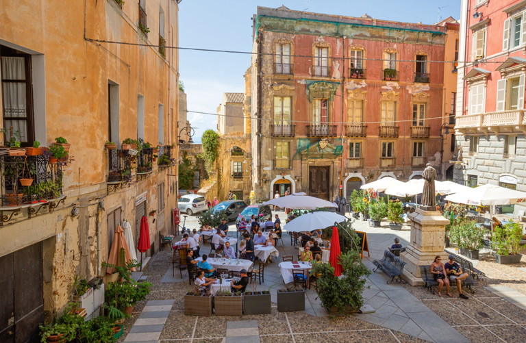 In den Gassen von Cagliari findet man viele reizvolle Lokale, die allerlei Spezialitäten servieren.