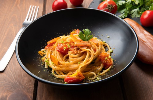 Bottarga, eine Spezialität der Insel, wird gerne über Pasta gerieben.
