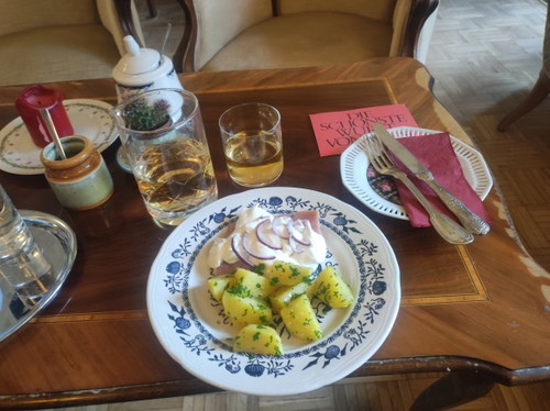Mittagsmenü: Zuerst Suppe, dann Matjes nach Hausfrauenart mit Petersilkartoffeln, Apfel und Zwiebel.