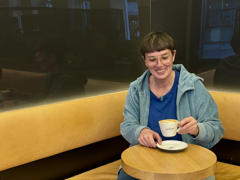 Barbara »Barbie« Bauer mit ihrem Lieblingsgetränk in der »J. Hornig Kaffeebar«.
