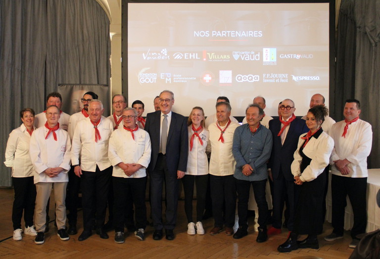 Alle Preisträger:innen des Mérite Culinaire Suisse 2025. In der Mittte im schwarzen Anzug: Bundesrat Guy Parmelin.