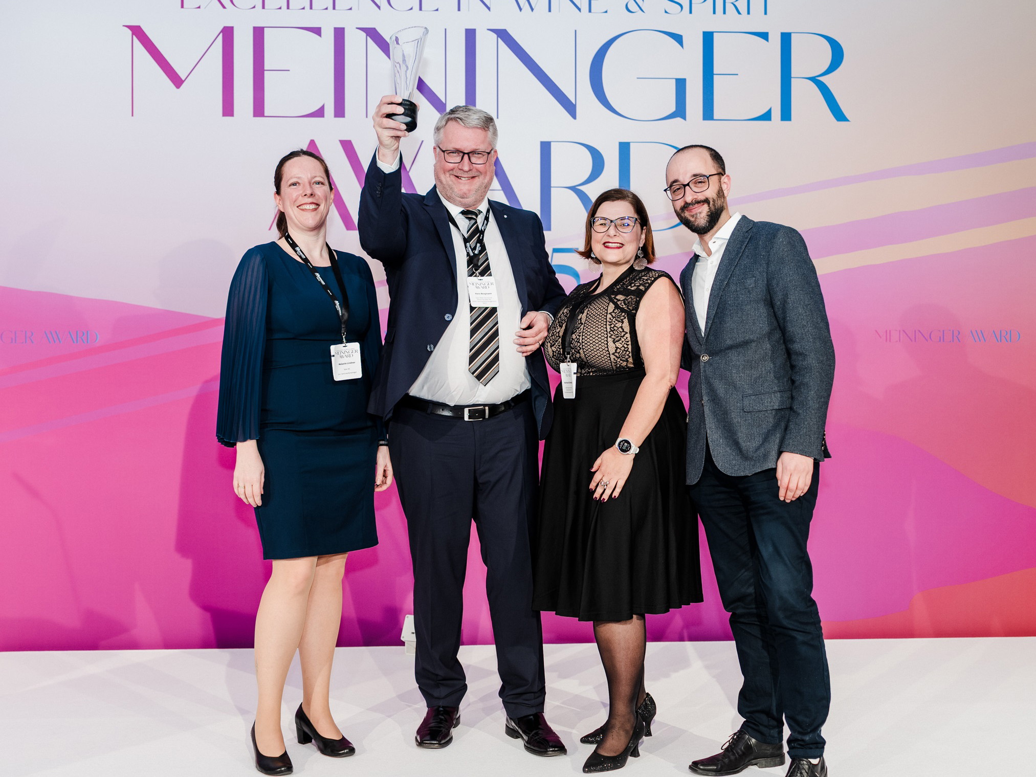 Melanie Lindner, Hans Bergmann und Waltraud Scharnag mit Vincent Messmer.