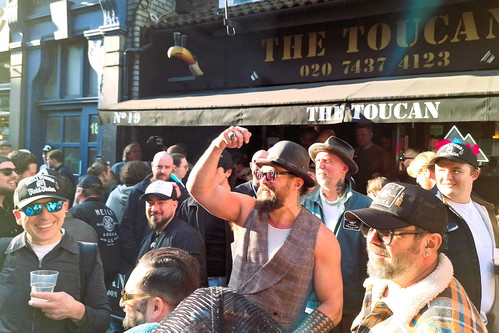 »Aquaman« badet in der Menge: Jason Momoa beim Kappen-Verschenken vor seinem Londoner Lieblingspub.