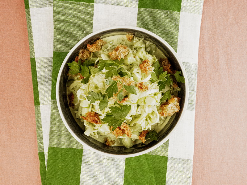 Eine frühlingshafte Vorspeise: der Kabis-Gurken-Salat.