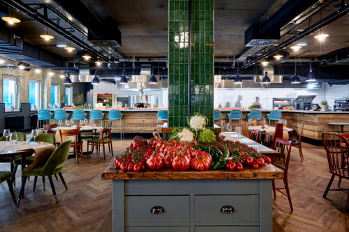 Veranstaltungsort des Events ist das »Max Brown Hotel«, das Team des »Seven North by Eyal Shani« kredenzt delikates Fingerfood.