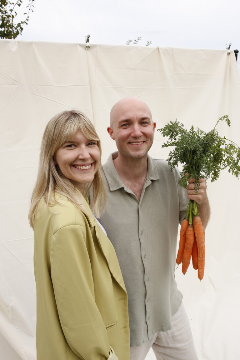 Carlotta Polzer, Ernährungs- und Darmgesundheitsberaterin, setzt auf antientzündliche Ernährung – mit spürbarem Erfolg. Gemeinsam mit Partner und Profikoch Julian Lütkehermöller entwickelt sie Rezepte, die nicht nur gesund sind, sondern auch Genuss und Vielfalt bieten.