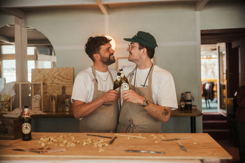 Nico Franzoni (l.) und Noah Bachofen (r.) stossen beim Pasta-Workshop gemeinsam an.