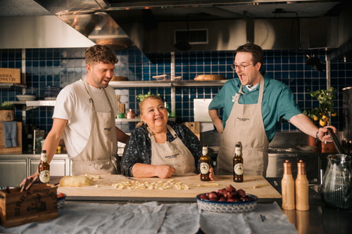 Nunzia Caputo bringt Nico Franzoni (l.) und Noah Bachofen (r.) die Orecchiette-Zubereitung bei.