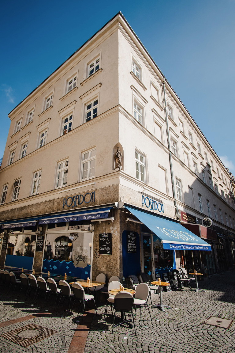 Das »Poseidon am Viktualienmarkt« ist seit 1984 eine Münchner Institution für frischen Fisch und Meeresfrüchte. Seit über 20 Jahren führt die Familie Mergen das Geschäft, mit einem klaren Fokus auf Nachhaltigkeit und Qualität. Seit vier Jahren setzt der 30-jährige Marcel Mergen das  Erbe seiner Eltern fort und bringt frischen Wind in das Traditionsunternehmen.