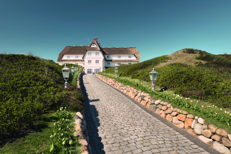 Das Luxushotel »Söl’ring Hof«, idyllisch mitten in den Dünen gelegen, setzt in Sachen Kulinarik Maßstäbe, die weit über die Insel hinausreichen.