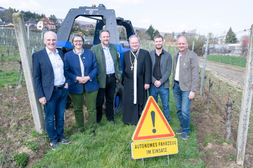 Reinhard Eder, Direktor HBLA Wein- u. Obstbau; Barbara Riegler, Bundesobfrau Bio Austria; Peter Frei, Weingutsleiter Stift Klosterneuburg; Prälat Anton Höslinger, Propst Stift Klosterneuburg; Thomas Beisteiner, Bakus-Generalimporteur; Walter Klingenbrunner, Obmann Bio Austria Wien u. NÖ.