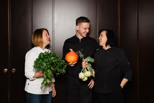 Zum Auftakt der Veranstaltung gibt’s geballte Frauenpower mit Sylvia Loidolt vom Restaurant Hofkuchl
im Semriacherhof und Maria Möstl – unterstützt von Sohn Sebastian mit jungen, kreativen Ideen – vom Häuserl im Wald in Semriach.