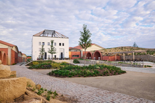 Das mährische Weingut Thaya in Havraníky unweit der österreichischen Grenze bei Retz erzeugt einen feinen St. Laurent. Im hauseigenen Restaurant wird mit besten Zutaten aus der Region gekocht. 