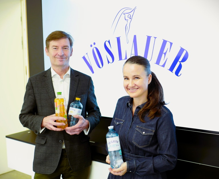 Herbert Schlossnikl (Vöslauer Geschäftsführer) und Yvonne Haider (Verantwortliche für Unternehmenskommunikation).
