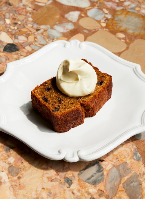 Bananenbrot mit gerösteten Kokosraspeln und dunklen Schokodrops.