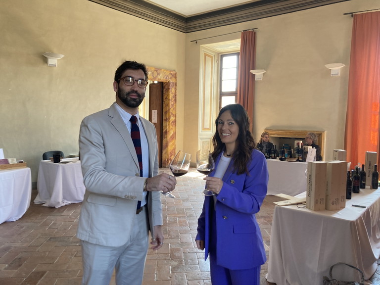 Il sindaco di San Quirico d'Orcia, Marco Bartoli, assieme a Giulitta Zamperini, presidente del Consorzio del Vino Orcia