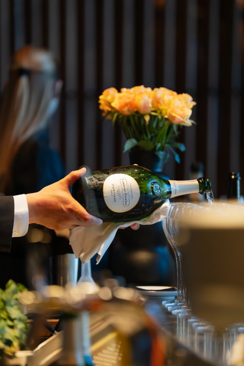 Zum Start gab es Champagner von Laurent-Perrier.