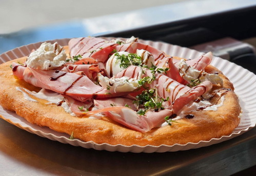 »Langos Bar«: Langos mit Mortadella und Burrata