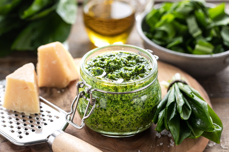 Bärlauch-Pesto ist im Frühling eine beliebte Variante der italienischen Paste. 