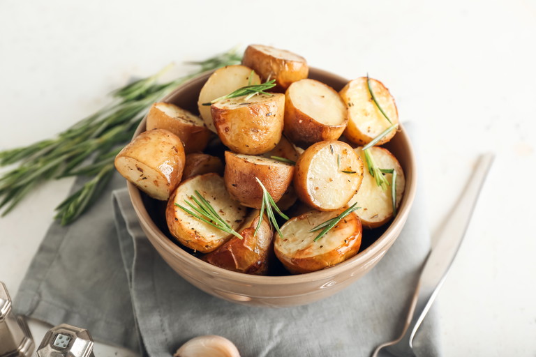 Ganz beliebt sind Rosmarin-Kartoffeln. Aber auch zu Fleisch und Fisch passt das mediterrane Kraut hervorragend.