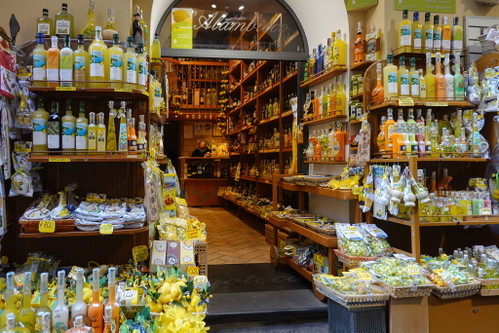 Limoncello ist die flüssige Seele Süditaliens, und seine Vielfalt füllt die Regale ganzer Läden. 