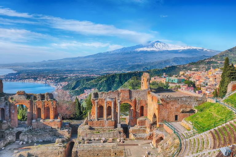 Ruinen des antiken griechischen Theaters in Taormina mit Blick auf den Ätna.