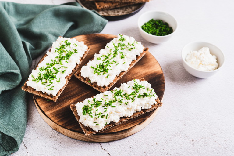 Roggen-Knäckebrot mit Hüttenkäse und Schnittlauch – ein aromatischer Snack. 