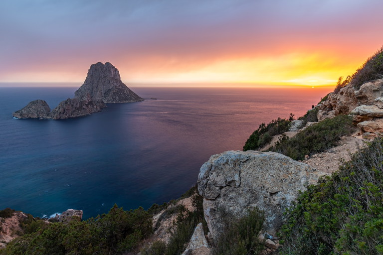 Azurblaues Meer, spektakuläre Naturschauplätze: Von der Cala d’Hort etwa genießt man einen wunderbaren Blick auf die Felsinsel Es Vedra.