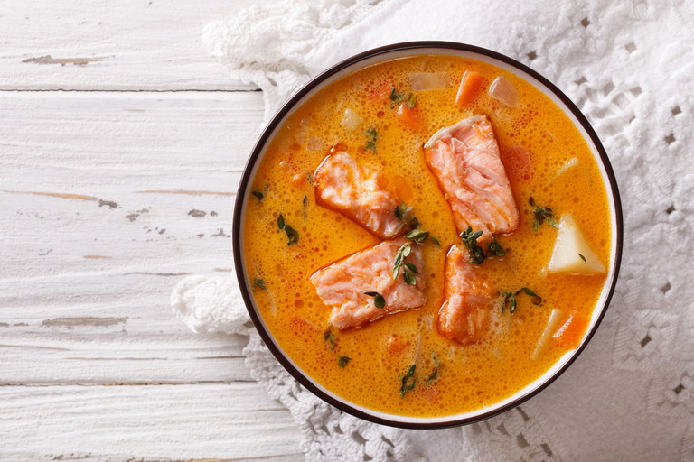 Lachssuppe mit Gemüse und Thymian.