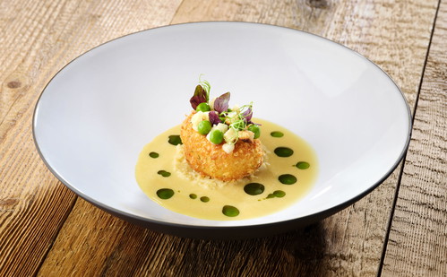 Fisch-Cake, gehobelter Fenchel, Erbsen, Yuzu Beurre-Blanc.