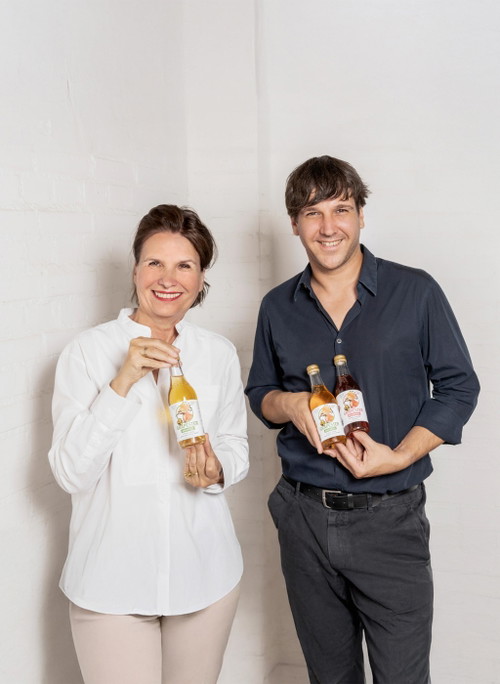 Auf Basis von Bioverjus und Biotraubensaft haben Edwige und Vincent Bründlmayer ein veganes
Erfrischungsgetränk entwickelt – mit Trauben aus
den eigenen Weingärten.