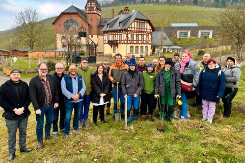 Das Team vom Verein TAGA vor dem Gut Avelsbach in Trier.