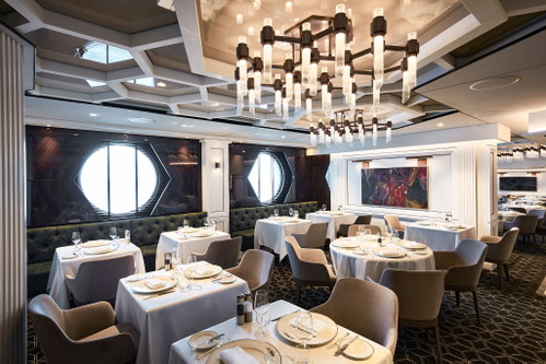 Blick ins Fil Rouge, wo französische Spezialitäten auf internationale Köstlichkeiten treffen – eines der fünf All-Inclusive-Restaurants an Bord.