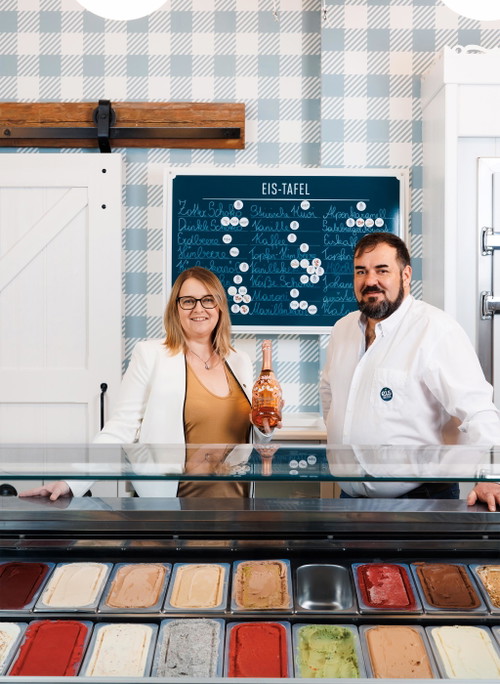 Kellermeisterin Aurore Jeudy und Thomas Stocker in der Eismanufaktur Eis-Greissler in Krumbach.