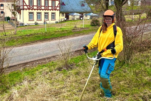 TAGA Mitarbeiterin Johanna bei der Pflege der Außenanlagen vom Gut Avelsbach.