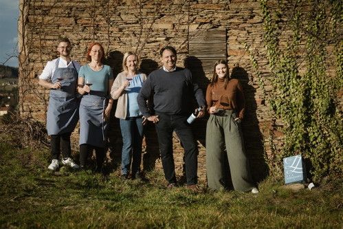 Das Team der Langmann-Buschenschank mit Chefkoch Florian Dreshaj.