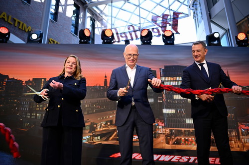 Geschäftsführerin des Westfield Hamburg-Überseequartiers Theda Juliane Mustroph, Erster Bürgermeister Hamburgs Dr. Peter Tschentscher und URW-CEO Jean-Marie Tritant bei der feierlichen Eröffnung des Westfield Hamburg-Überseequartiers in der HafenCity.
