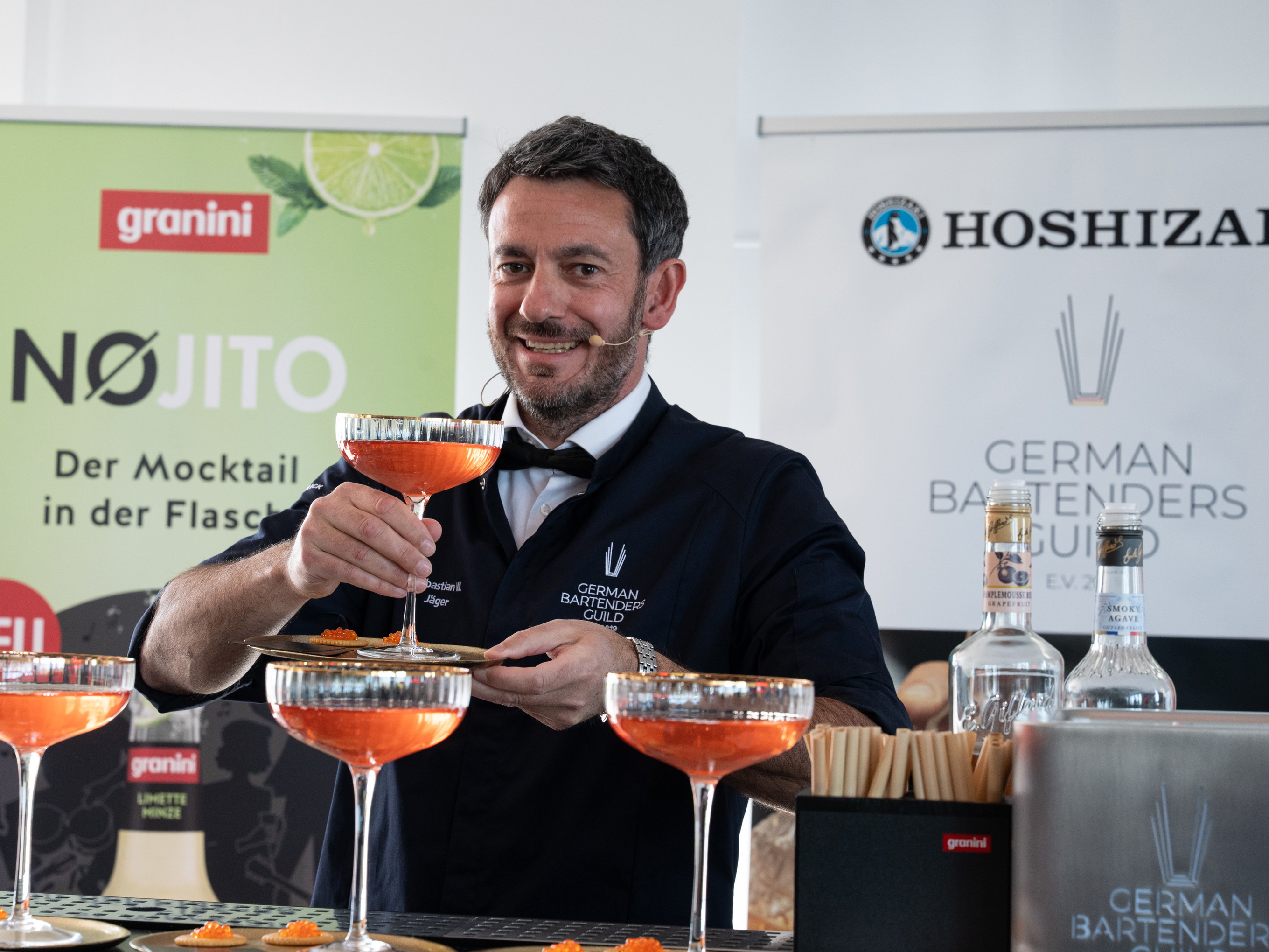 Sebastian Jäger mixt mit dem »The Smart Gatsby« den besten Drink der »Mocktail Masters«. Das sichert ihm den Einzug ins Weltfinale um den besten alkoholfreien Cocktail 2026.