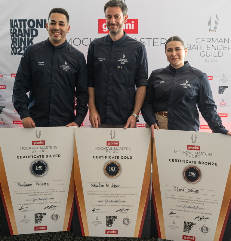 Die drei auf dem Treppchen der Mocktail Masters 2025 v.l.n.r: 2. Platz Soufiane Bellaaraj, 1. Platz Sebastian Jäger. 3. Platz Clara Chimelli Vera