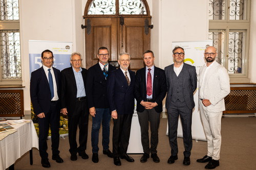 da sinistra a destra: Alfred Aberer (segretario generale della Camera di commercio di Bolzano), Josef Rottensteiner (ex segretario generale della Camera di commercio di Bolzano), Martin Foradori (vicepresidente del Consorzio Vini Alto Adige), Michl Ebner (presidente della Camera di commercio di Bolzano), Luis Walcher (assessore provinciale all’agricoltura), Andreas Kofler (presidente del Consorzio Vini Alto Adige), Eduard Bernhart (direttore del Consorzio Vini Alto Adige).