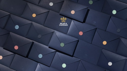 Relais &amp; Châteaux bietet verschiedene Geschenkboxen an. 