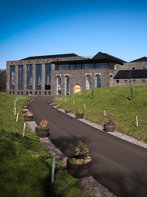 Die Erweiterung der Bushmills-Brennerei befindet sich direkt neben der »Old Bushmills Distillery«. Dank ihr kann der Ausstoß auf rund 11 Millionen Liter im Jahr mehr als verdoppelt werden. Momentan laufen beide Brennereien aber im abwechselnden Turnus. 