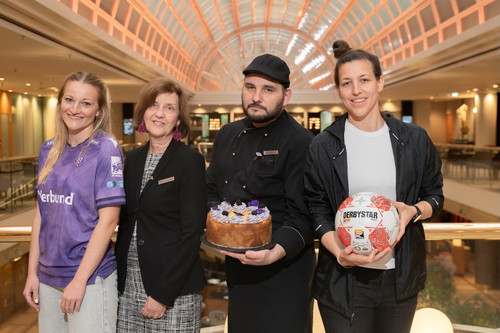 v.l. Verena Volkmer, Kapitänin der Frauen Fußballmannschaft von Austria Wien, Angelika Mayr-Horngacher, Director of Sales &amp; Marketing Vienna Marriott Hotel, Marriott Chef Patissier Gilles Guillot und Lisa Makas, Sportliche Leiterin der Frauen Fußballmannschaft von Austria Wien. 