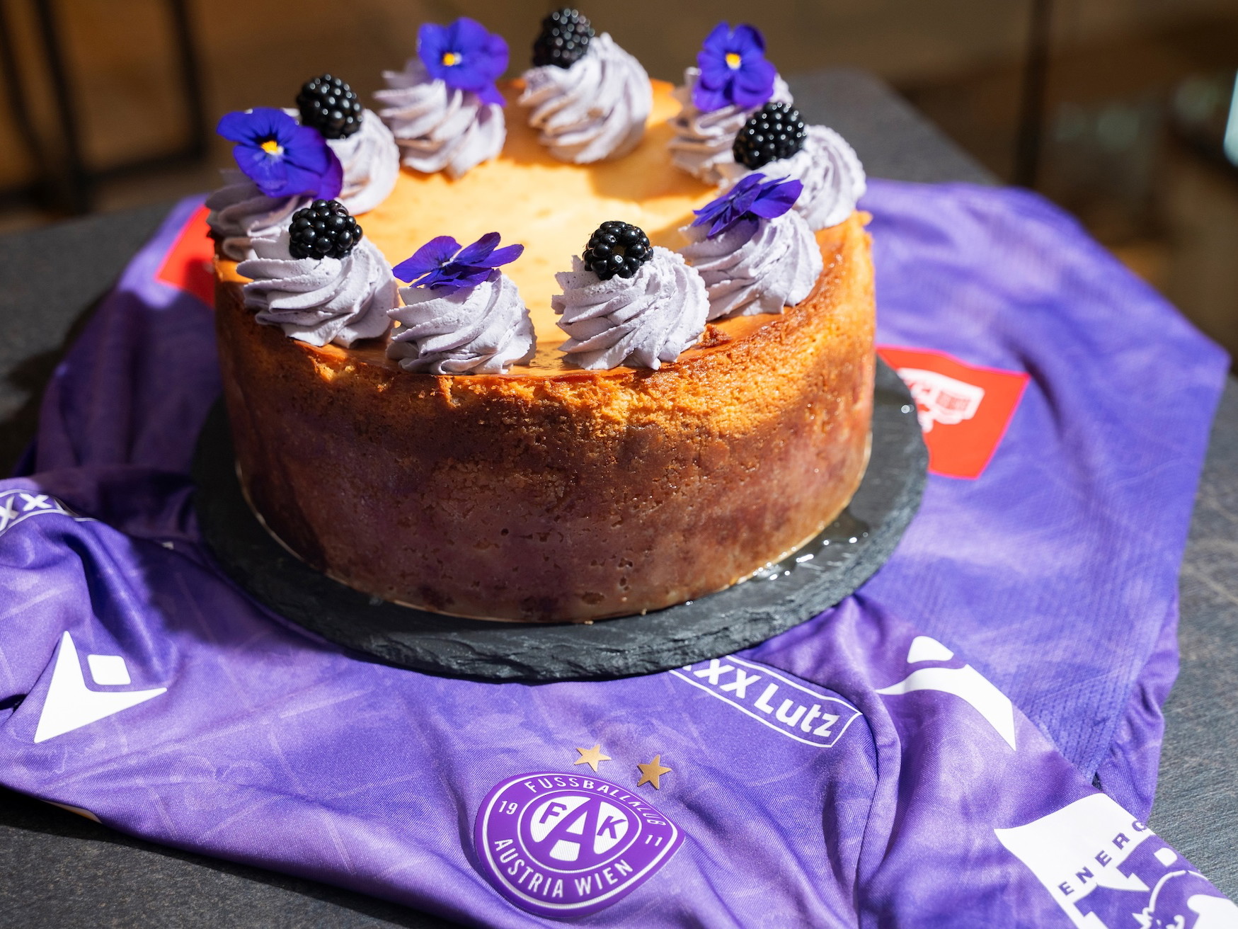 Das Highlight heuer ist der »Veilchen-Cheesecake«.
