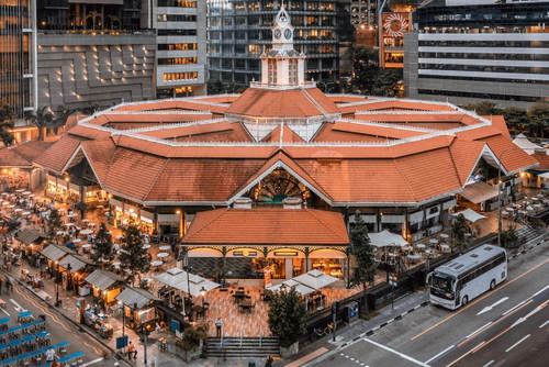 Die kulinarische Bandbreite in Singapur ist außerordentlich – vom köstlichen Streetfood in den Hawker-Centern über Chili-Crab-Restaurants bis zur Drei-Sterne-Küche.