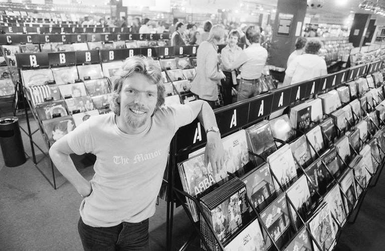 Alles begann mit einem Plattenlabel: Bei Virgin Records hatte Branson Superstars wie die Sex Pistols unter Vertrag.  
